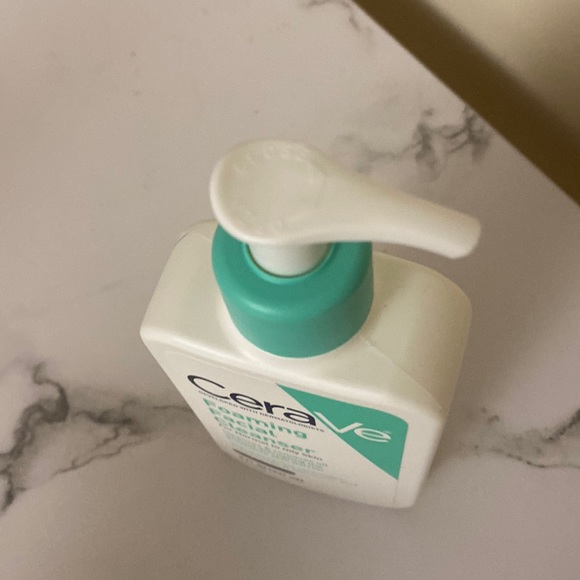 Cerave Foaming Facial cleanser - Picture 2 of 4